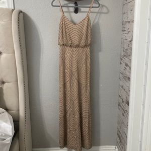 ADRIANNA PAPELL Women Size 6 Gown Scalloped pattern of sparkling beads cascade.